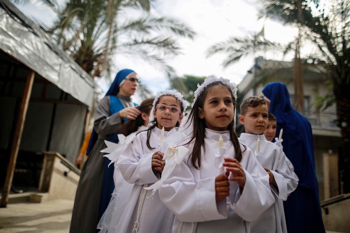بطريرك اللاتين في القدس الكاردينال بييرباتيستا بيتسابالا يترأس قداس عيد الميلاد في غزة يوم الأحد 21 ديسمبر/كانون الأول 2025.تصوير: عمر أشتوي