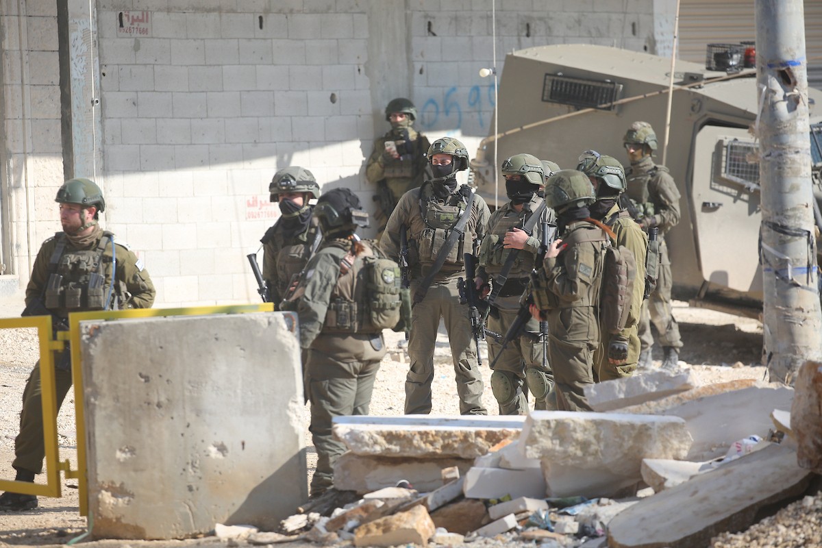 فلسطينيون يحملون أمتعتهم بعد إجبارهم على مغادرة منازلهم على يد القوات الإسرائيلية خلال مداهمة مخيم نور شمس للاجئين في طولكرم، بالضفة الغربية المحتلة، في 17 ديسمبركانون الأول 2025. صورة محمد ناصر