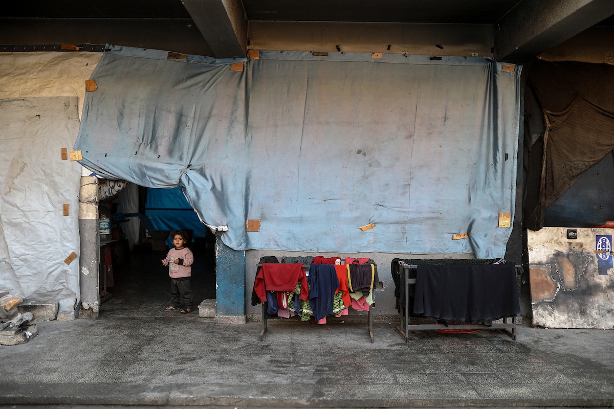 يواصل الفلسطينيون حياتهم اليومية في ظل ظروف صعبة في مدارس الأونروا بمدينة غزة في الأول من ديسمبر/كانون الأول 2025