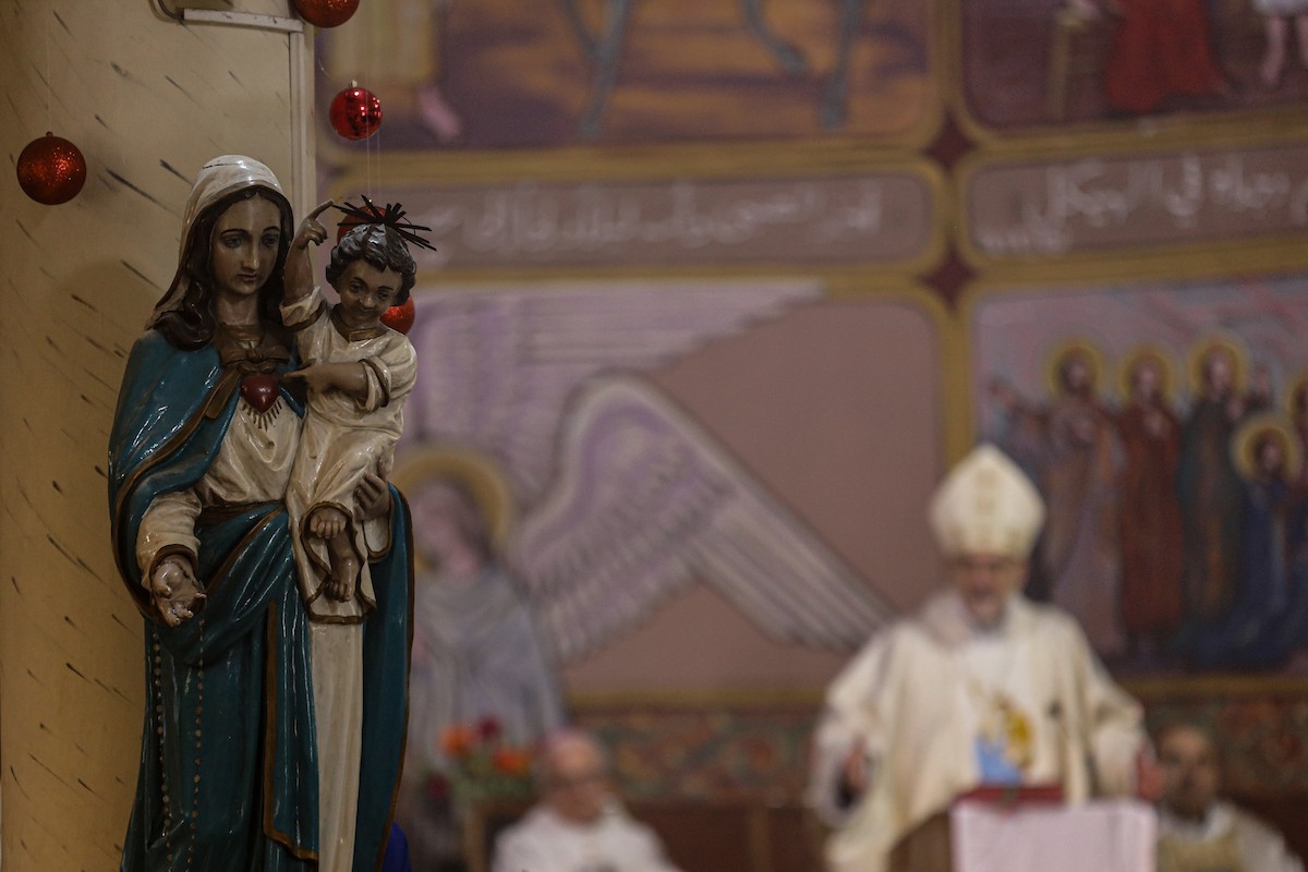 بطريرك اللاتين في القدس الكاردينال بييرباتيستا بيتسابالا يترأس قداس عيد الميلاد في غزة يوم الأحد 21 ديسمبر/كانون الأول 2025.تصوير: عمر أشتوي