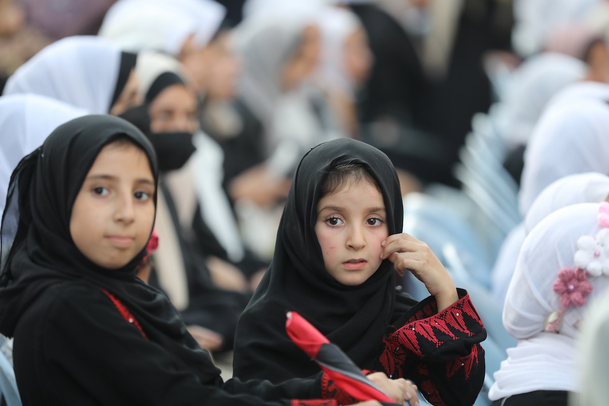 شارك صبية وفتيات في حفل تكريم لحافظي القرآن الكريم في مخيم الشاطئ للاجئين غرب مدينة غزة، حيث تم تكريم 500 حافظ للقرآن، 25 ديسمبر/كانون الأول 2025. تصوير: عمر أشتوي