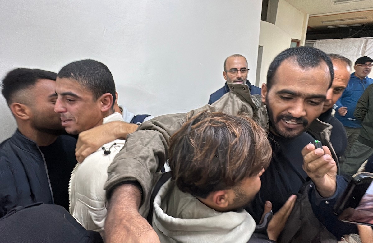 ُنقل أسرى فلسطينيون أُفرج عنهم من قبل الجيش الإسرائيلي إلى مستشفى شهداء الأقصى لإجراء فحوصات طبية، دير البلح، بتاريخ 17 ديسمبر/كانون الأول 2025. (صورة: أحمد إبراهيم/وكالة الأنباء الفلسطينية)