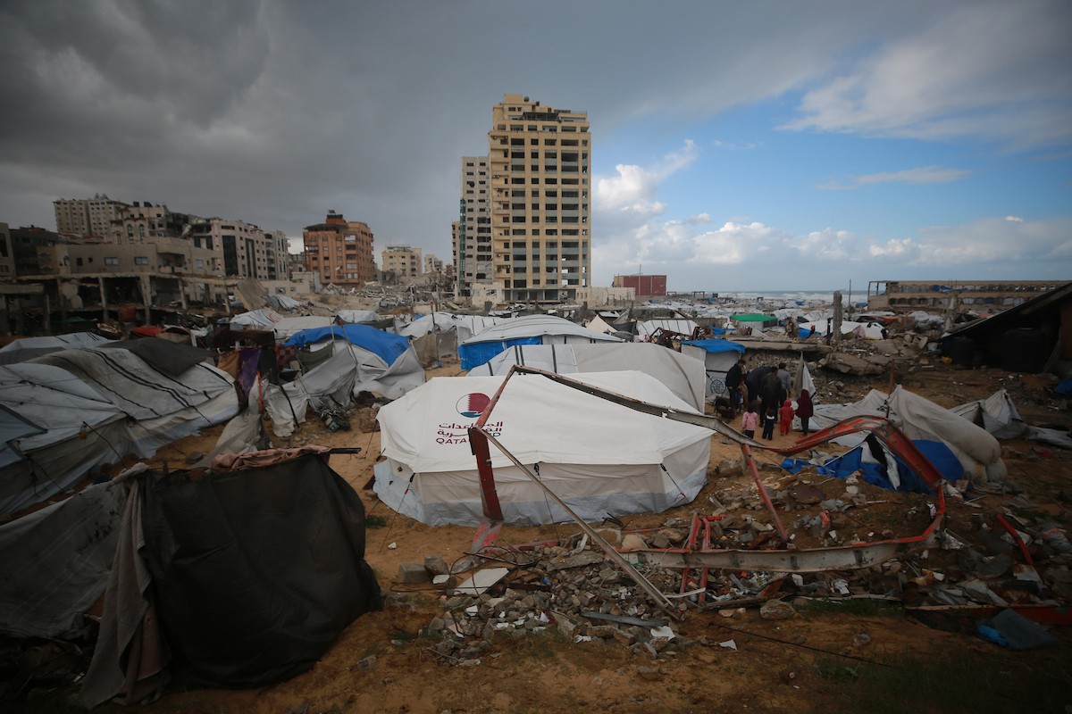 تعيش عائلات فلسطينية نازحة في خيام مهترئة غرب مدينة غزة، 28 ديسمبر/كانون الأول 2025. تصوير: عمر أشتوي