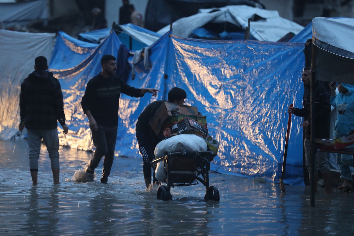 النازحون الفلسطينيون يواجهون برداً قارساً في الخيام بمدينة غزة، 15 ديسمبر/كانون الأول 2025. تصوير: عمر أشتوي