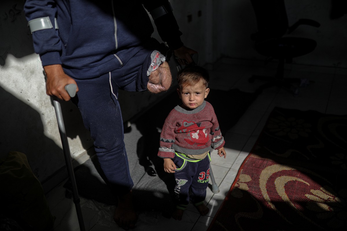 مجدي ريحان، الفلسطيني مبتور الساق، البالغ من العمر 44 عامًا، يعيش مع أطفاله الأربعة في مخيم جباليا شمال غزة بعد استشهاد (15).jpg