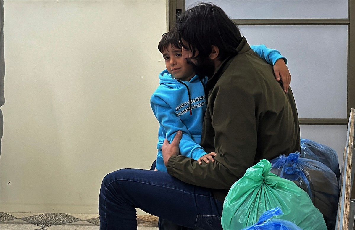 نقل أسرى فلسطينيين أفرج عنهم الجيش الإسرائيلي بواسطة سيارات تابعة للصليب الأحمر إلى مستشفى شهداء الأقصى لإجراء فحوصات طبية في دير البلح، وسط قطاع غزة، في 21 ديسمبر/كانون الأول 2025. (صورة: أحمد إبراهيم/ apa)