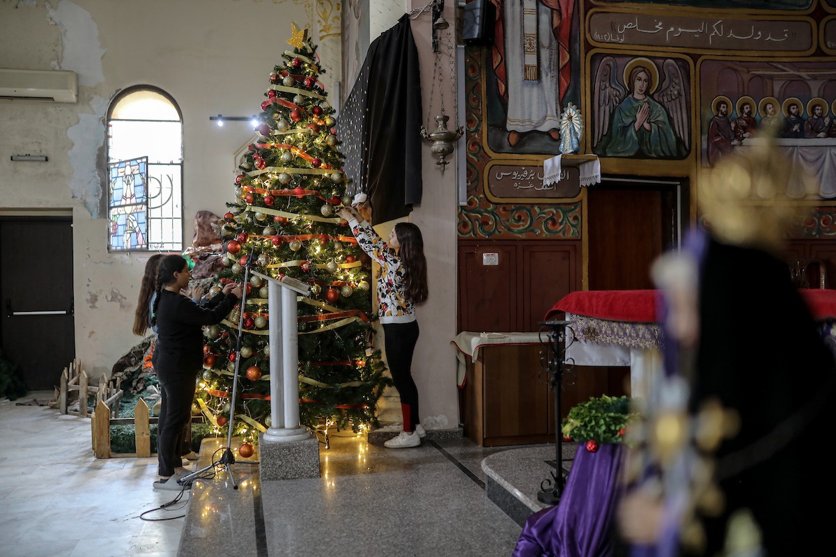 المسيحيون الفلسطينيون يزينون كنيسة دير اللاتين في مدينة غزة، في ظل الظروف الصعبة التي يمر بها القطاع المحاصر، استعدادًا لاحتفالات رأس السنة، ويواصلون استعداداتهم رغم الصعوبات التي يواجهها. 9 ديسمبر/كانون الأول 2025. تصوير: عمر أشتوي