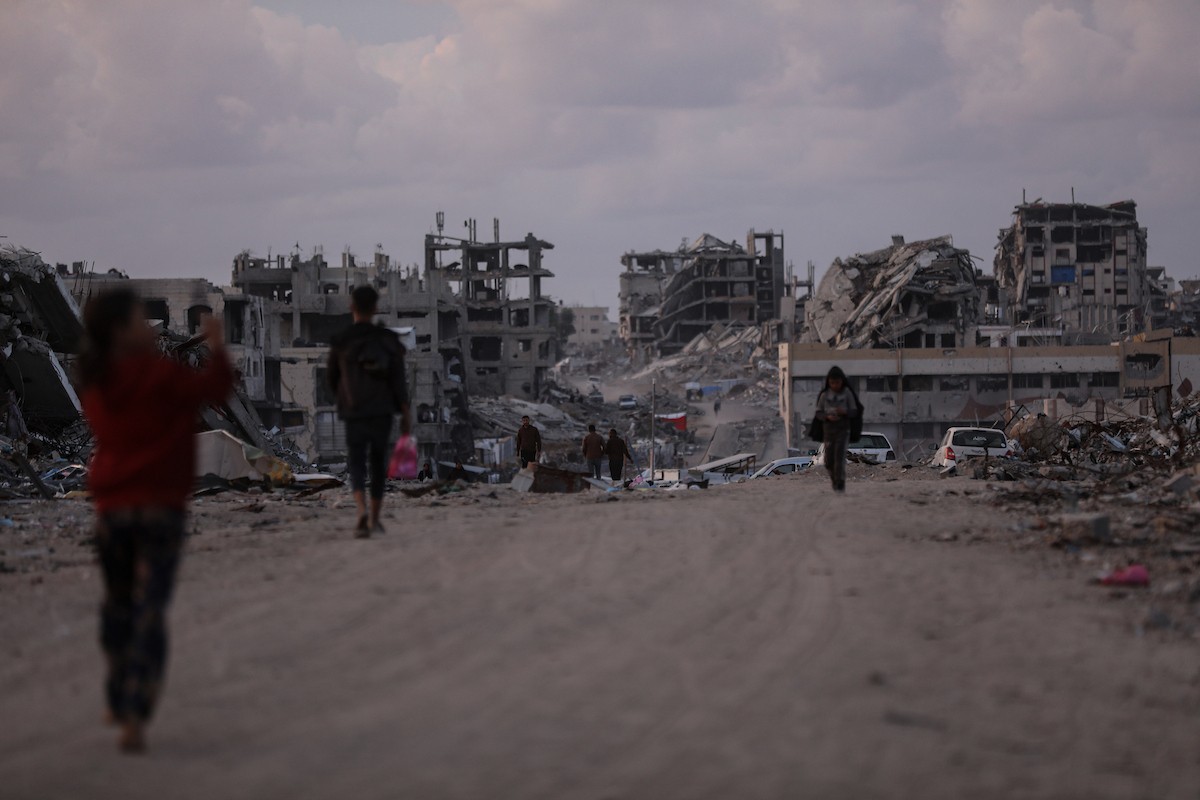 يواصل الفلسطينيون النازحون حياتهم اليومية في ظل ظروف صعبة داخل خيام النزوح المنتشرة وسط الدمار في حي الزيتون، جنوب شرق مدينة غزة، في 9 ديسمبر/كانون الأول 2025. تصوير: عمر أشتوي