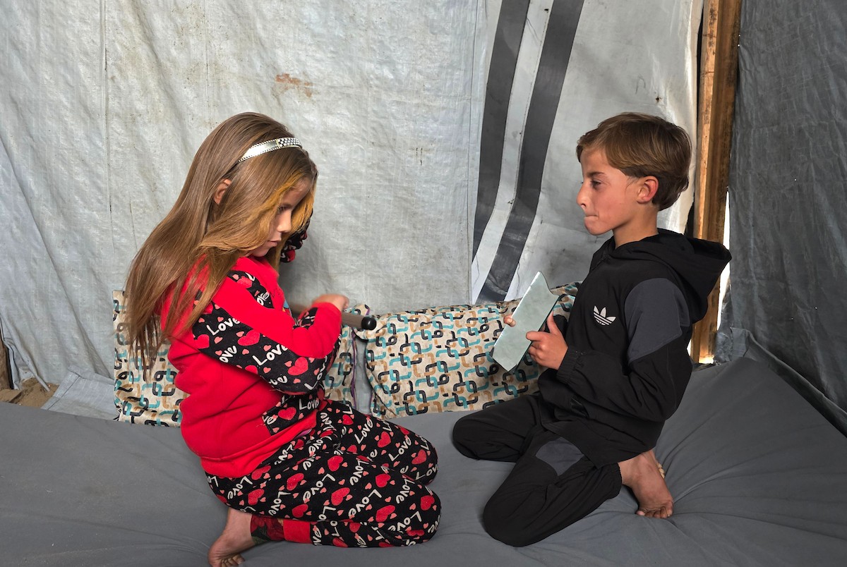 أطفالٌ نجوا من الحرب، تيتموا عن آبائهم وأمهاتهم، يتطلعون إلى عام ٢٠٢٦ بأملٍ كبير، حاملين أحلامًا بسيطة بسلامٍ آمنٍ ودائم، خان يونس، جنوب قطاع غزة، ٣٠ ديسمبر ٢٠٢٥، تصوير: طارق محمد (APA )