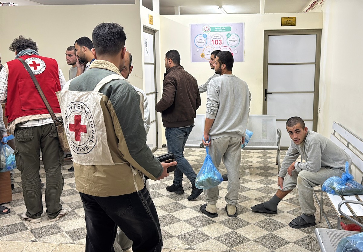 نقل أسرى فلسطينيين أفرج عنهم الجيش الإسرائيلي بواسطة سيارات تابعة للصليب الأحمر إلى مستشفى شهداء الأقصى لإجراء فحوصات طبية في دير البلح، وسط قطاع غزة، بتاريخ 28 ديسمبر/كانون الأول 2025. تصوير: أحمد إبراهيم