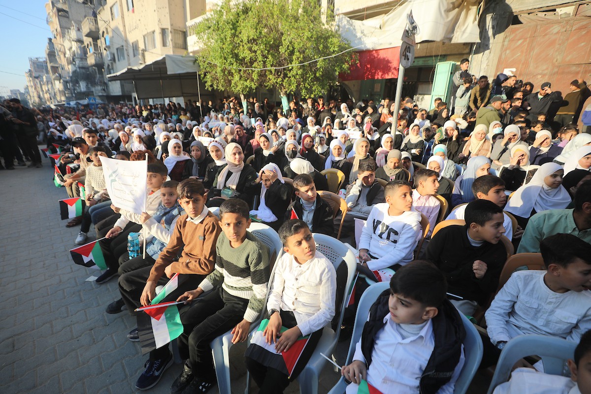 شارك صبية وفتيات في حفل تكريم لحافظي القرآن الكريم في مخيم الشاطئ للاجئين غرب مدينة غزة، حيث تم تكريم 500 حافظ للقرآن، 25 ديسمبر/كانون الأول 2025. تصوير: عمر أشتوي