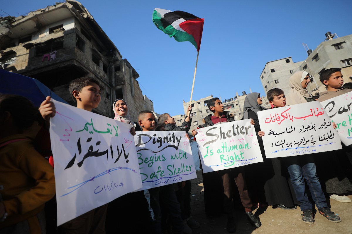 شارك أطفال فلسطينيون في احتجاج بمدينة غزة، مطالبين ببيئة تعليمية آمنة وكريمة بدلاً من الخيام التي يتلقون فيها دروسهم حالياً، ديسمبر/كانون الأول 2025. تصوير: عمر أشتوي