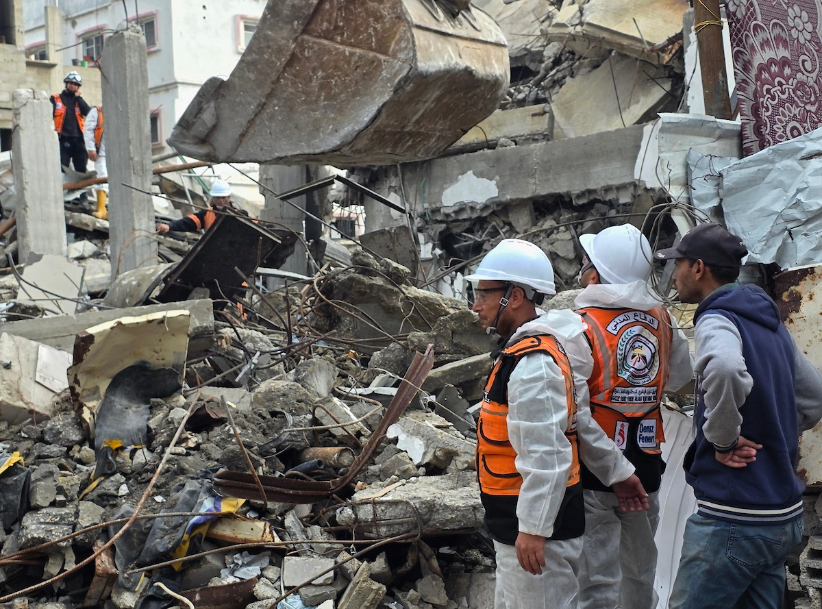فرق الدفاع المدني تبدأ عمليات البحث عن 55 جثة تحت أنقاض 13 منزلاً دمرها القصف الإسرائيلي في خان يونس، 20 ديسمبر/كانون الأول 2025. صور: طارق محمد/ (APA )