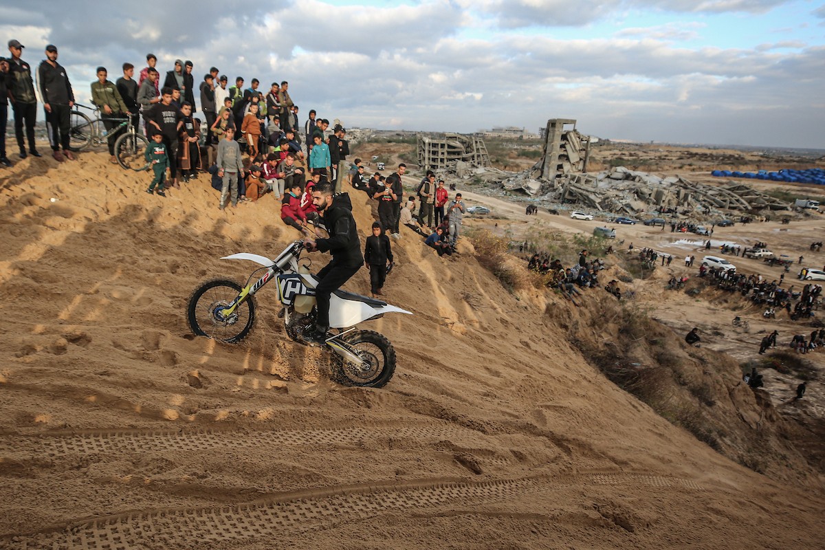شبان فلسطينيون يركبون الدراجات النارية على الكثبان الرملية في بلدة الزهراء، بعد انقطاع دام عامين عن هذه الرياضة بسبب الحرب واحتلال الجيش الإسرائيلي للمنطقة المعروفة سابقا بمحور