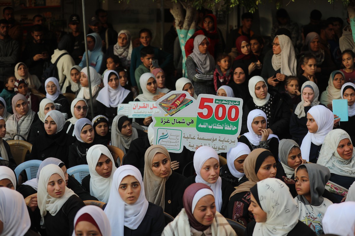 شارك صبية وفتيات في حفل تكريم لحافظي القرآن الكريم في مخيم الشاطئ للاجئين غرب مدينة غزة، حيث تم تكريم 500 حافظ للقرآن، 25 ديسمبر/كانون الأول 2025. تصوير: عمر أشتوي