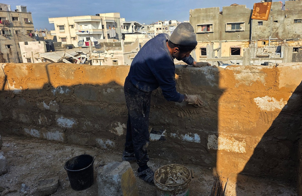 يبني الفلسطينيون بيوتًا طينية في خان يونس جنوب قطاع غزة، مستخدمين أدوات وأساليب بدائية في محاولة لتوفير مأوى آمن لأنفسهم من برد الشتاء القارس