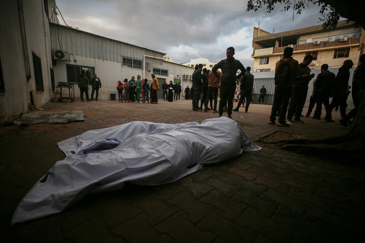وصول عدد من الجثامين إلى مستشفى الشفاء في غزة عقب غارة جوية إسرائيلية استهدفت سيارة غرب مدينة غزة، في 13 ديسمبر/كانون الأول 2025.صور: عمر أشتوي