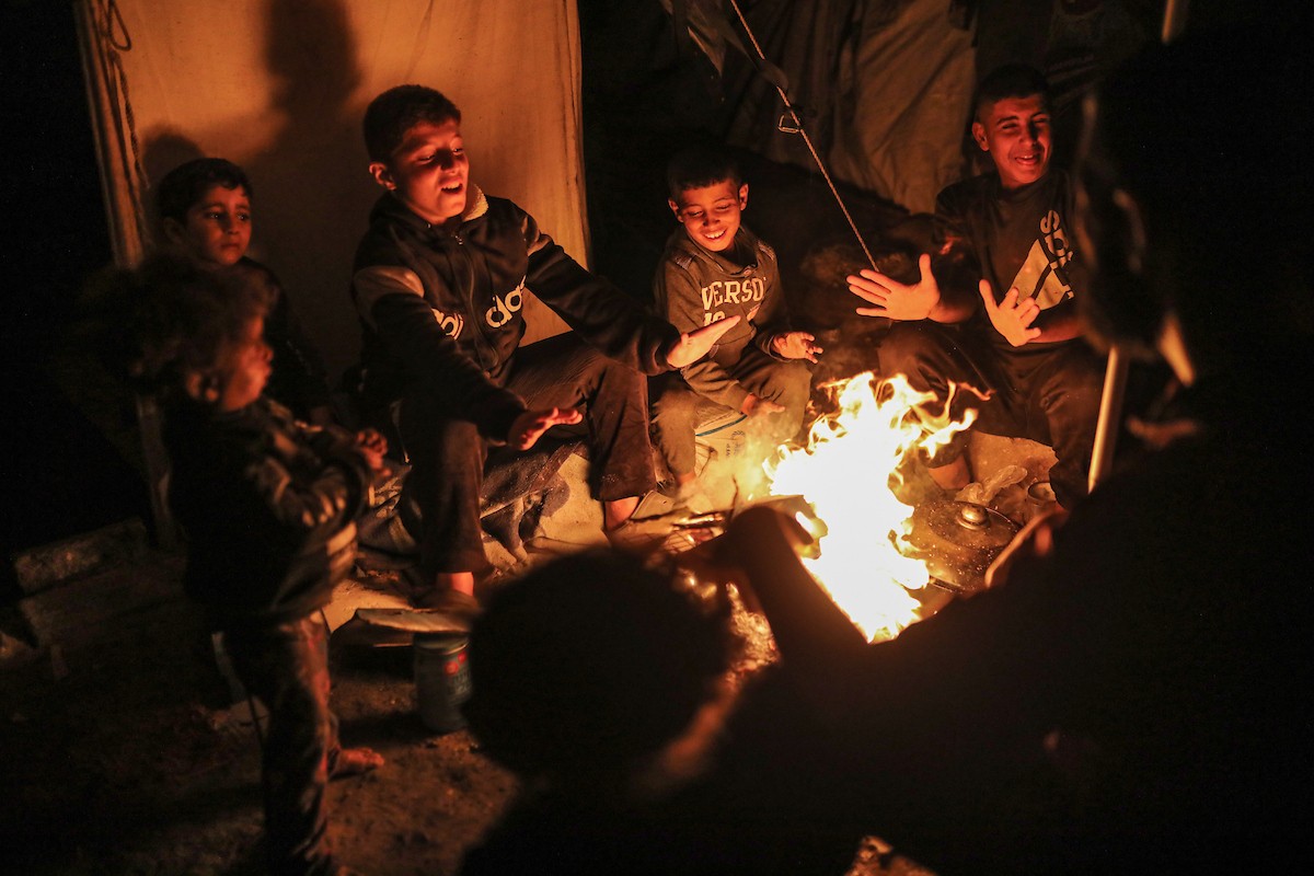 يعيش الفلسطينيون حياتهم اليومية الصعبة ليلاً في خيام نصبت في شوارع مدينة غزة، 5 ديسمبر/كانون الأول 2025.تصوير: عمر أشتوي