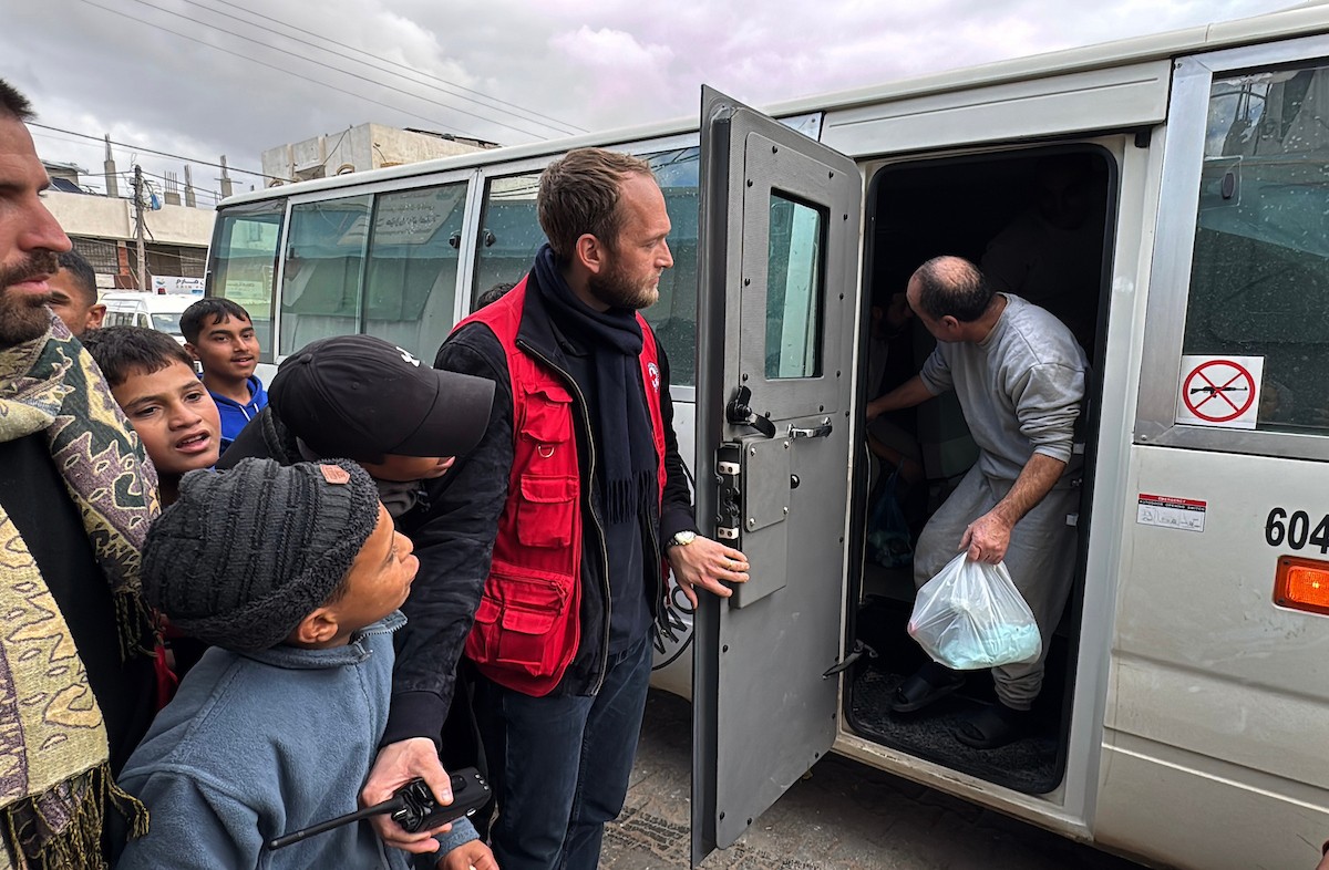 نقل أسرى فلسطينيين أفرج عنهم الجيش الإسرائيلي بواسطة سيارات تابعة للصليب الأحمر إلى مستشفى شهداء الأقصى لإجراء فحوصات طبية في دير البلح، وسط قطاع غزة، بتاريخ 28 ديسمبر/كانون الأول 2025. تصوير: أحمد إبراهيم