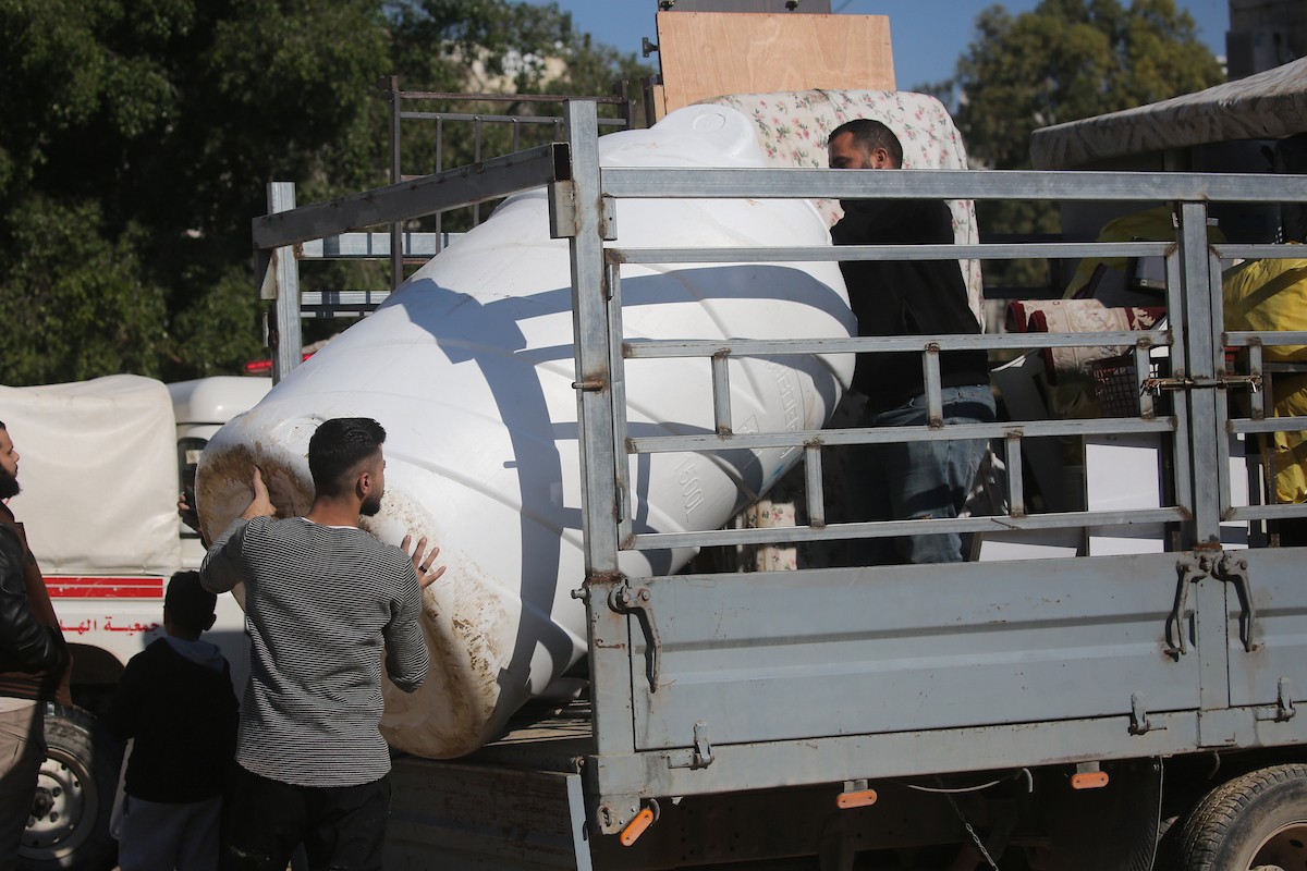 فلسطينيون يحملون أمتعتهم بعد إجبارهم على مغادرة منازلهم على يد القوات الإسرائيلية خلال مداهمة مخيم نور شمس للاجئين في طولكرم، بالضفة الغربية المحتلة، في 17 ديسمبركانون الأول 2025. صورة محمد ناصر