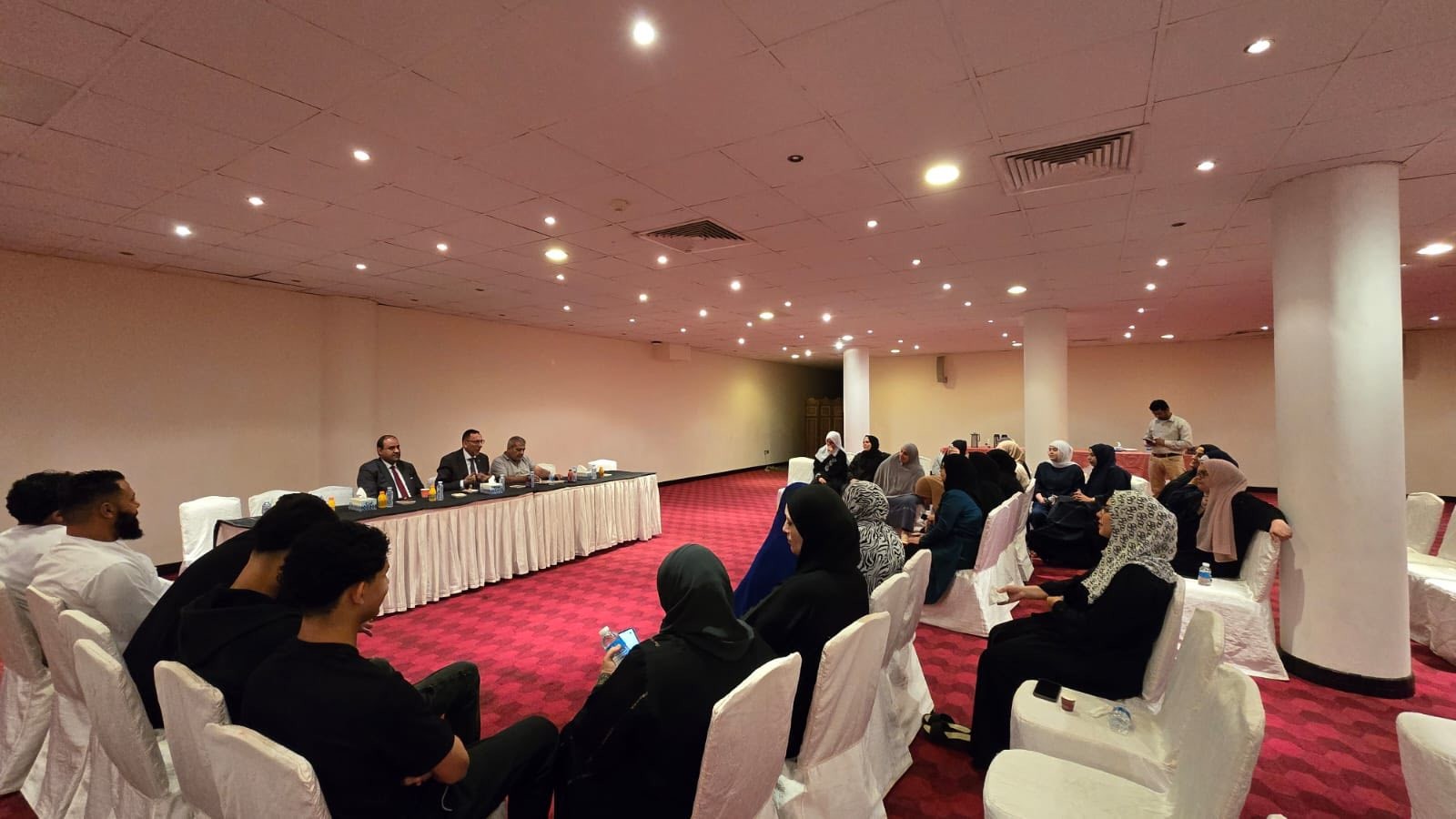 السفير الرويضي يزور جرحى ومرضى غزة في مقر إقامتهم ويتابع احتياجاتهم 2.jpg