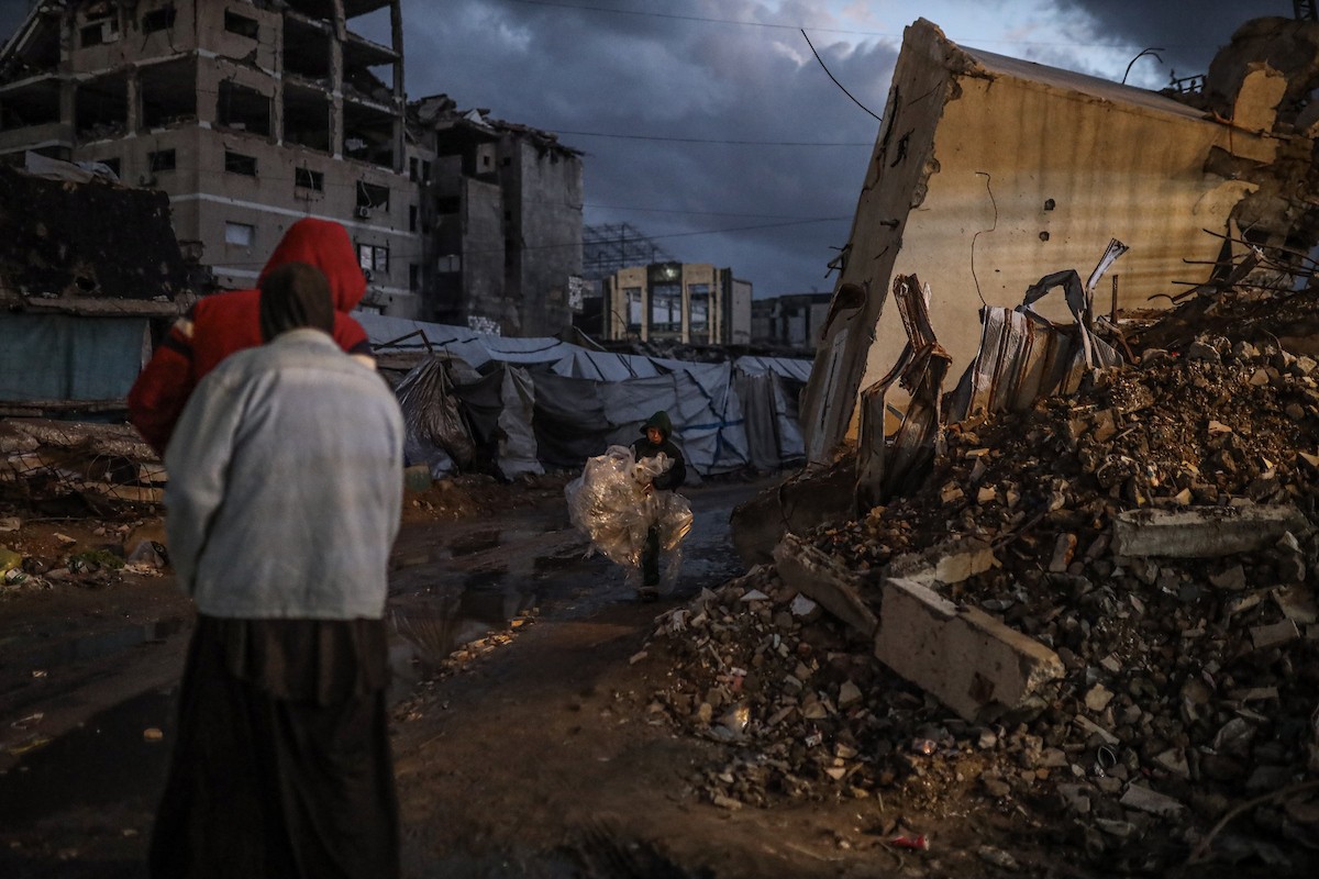 عائلات نازحة تتجمع حول النار للتدفئة في مدينة غزة في ظل الأجواء الباردة، 30 ديسمبر/كانون الأول 2025. تصوير: عمر أشتوي