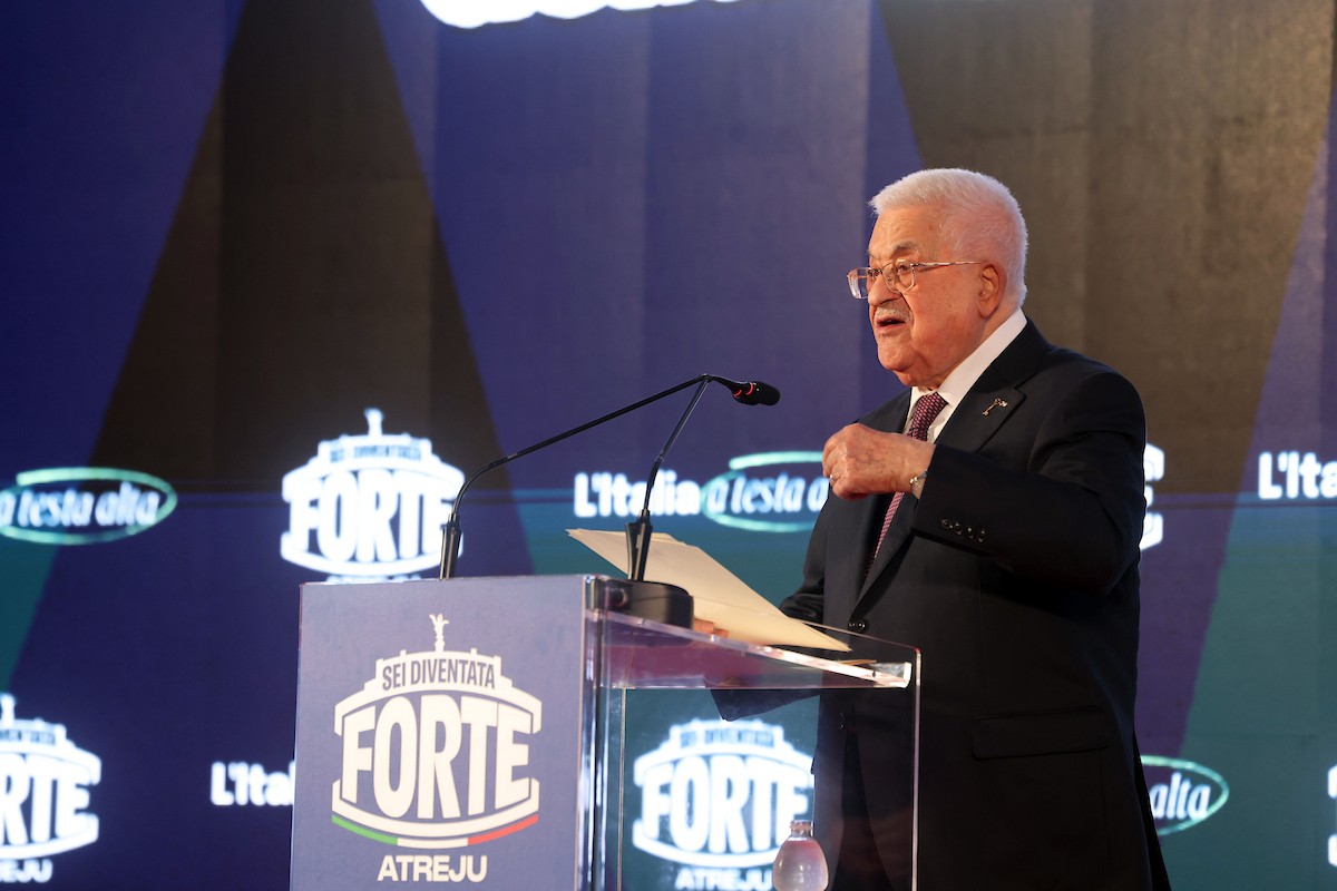 الرئيس الفلسطيني محمود عباس (أبو مازن) يلقي خطاباً في مؤتمر حزب إخوة إيطاليا. روما، إيطاليا، ١٢ ديسمبر/كانون الأول ٢٠٢٥