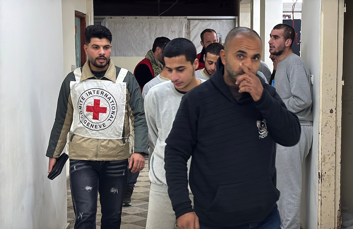 نقل أسرى فلسطينيين أفرج عنهم الجيش الإسرائيلي بواسطة سيارات تابعة للصليب الأحمر إلى مستشفى شهداء الأقصى لإجراء فحوصات طبية في دير البلح، وسط قطاع غزة، بتاريخ 28 ديسمبر/كانون الأول 2025. تصوير: أحمد إبراهيم