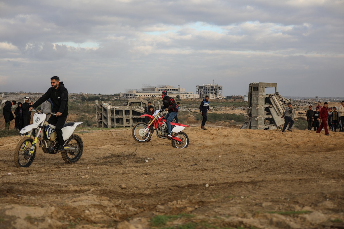 شبان فلسطينيون يركبون الدراجات النارية على الكثبان الرملية في بلدة الزهراء، بعد انقطاع دام عامين عن هذه الرياضة بسبب الحرب واحتلال الجيش الإسرائيلي للمنطقة المعروفة سابقا بمحور