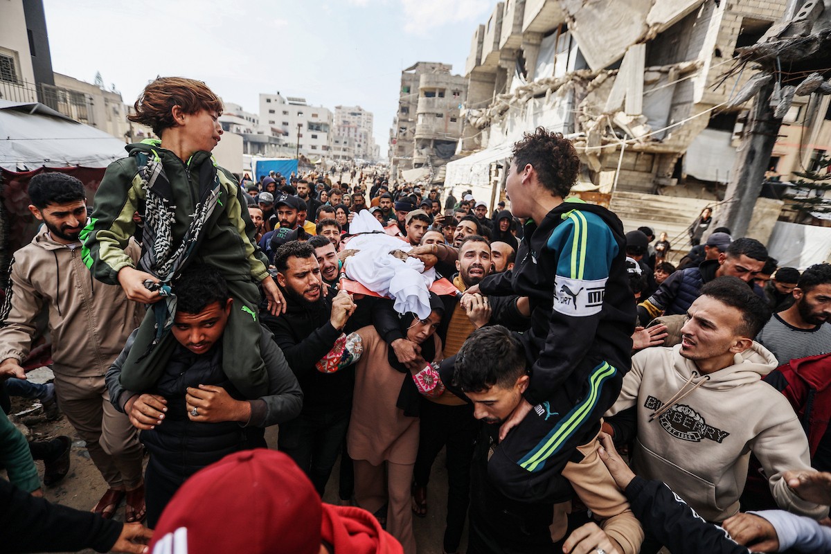 ودّع مواطنون فلسطينيون جثمان محمد بكر (35 عامًا)، وهو صياد، بعد استشهاده بنيران البحرية الإسرائيلية التي استهدفت قوارب صيد قبالة سواحل مدينة غزة، في 30 ديسمبر/كانون الأول 2025. صورة: عمر أشتوي