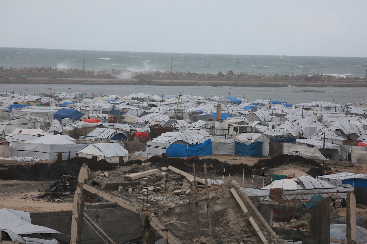 تعيش عائلات فلسطينية نازحة في خيام مهترئة غرب مدينة غزة، 28 ديسمبر/كانون الأول 2025. تصوير: عمر أشتوي