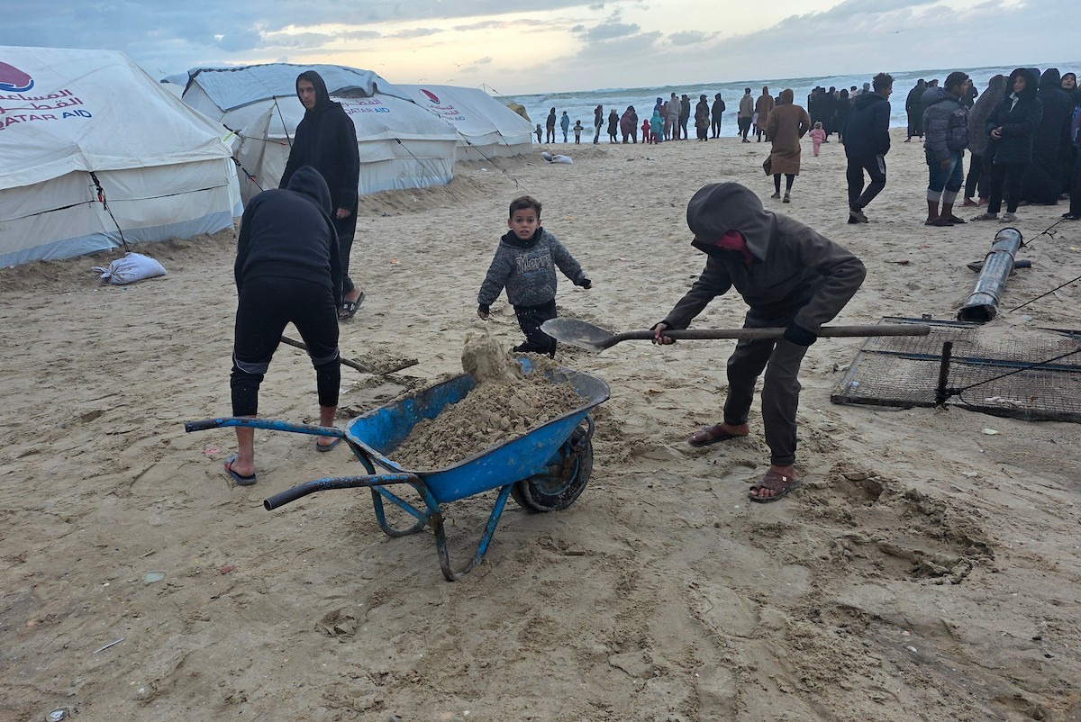 تواجه آلاف العائلات التي تعيش في خيام على شاطئ المواصي في خان يونس، جنوب قطاع غزة، مأساة إنسانية بعد أن جرفت مياه البحر خيامها، تاركةً الأطفال والنساء بلا مأوى.، 29 ديسمبر/كانون الأول 2025.صورة: طارق محمد