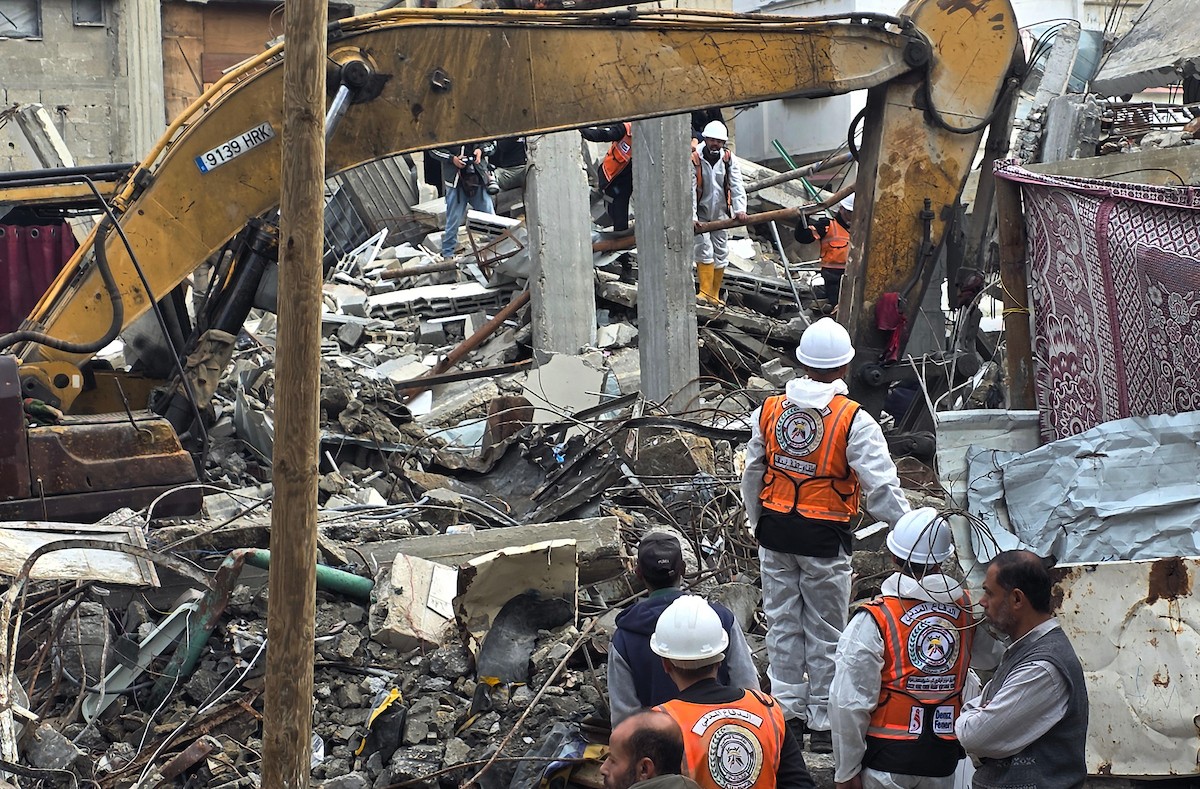 فرق الدفاع المدني تبدأ عمليات البحث عن 55 جثة تحت أنقاض 13 منزلاً دمرها القصف الإسرائيلي في خان يونس، 20 ديسمبر/كانون الأول 2025. صور: طارق محمد/ (APA )