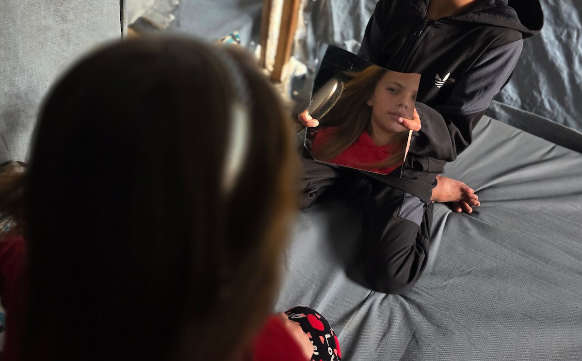 أطفالٌ نجوا من الحرب، تيتموا عن آبائهم وأمهاتهم، يتطلعون إلى عام ٢٠٢٦ بأملٍ كبير، حاملين أحلامًا بسيطة بسلامٍ آمنٍ ودائم، خان يونس، جنوب قطاع غزة، ٣٠ ديسمبر ٢٠٢٥، تصوير: طارق محمد (APA )