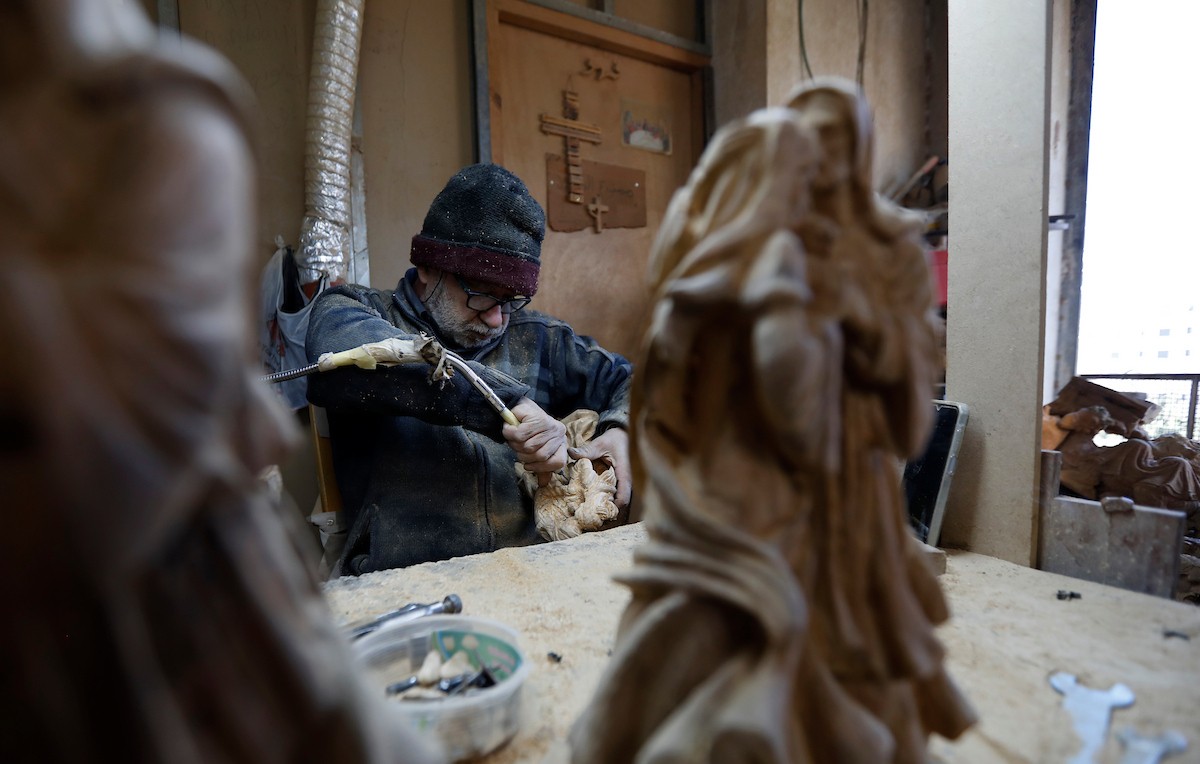 نحت خشب الزيتون في بيت لحم لصنع قطع فنية وهدايا متنوعة، تشمل منحوتات دينية وزخارف تقليدية وتذكارات، استعدادًا لعيد الميلاد، 18 ديسمبر/كانون الأول 2025 تصوير: مأمون وزواز/ (apa)
