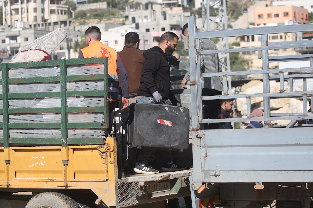 فلسطينيون يحملون أمتعتهم بعد إجبارهم على مغادرة منازلهم على يد القوات الإسرائيلية خلال مداهمة مخيم نور شمس للاجئين في طولكرم، بالضفة الغربية المحتلة، في 17 ديسمبركانون الأول 2025. صورة محمد ناصر