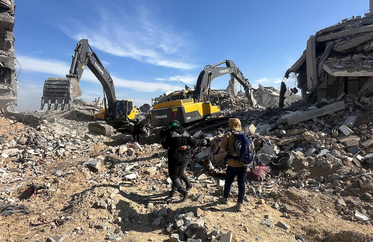 مسلحون من الجهاد الإسلامي وحماس يبحثون عن رفات رهائن إسرائيليين متوفين في بيت لاهيا، شمال قطاع غزة، الأربعاء 3 ديسمبر/كانون الأول 2025