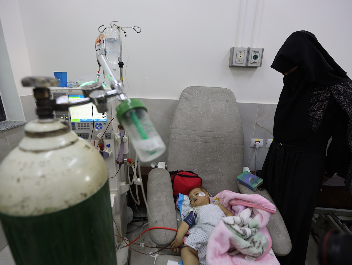 تتلقى الطفلة الفلسطينية سما أبو عجوة، المصابة بمرض نادر، رعاية طبية محدودة في مستشفى الشفاء بمدينة غزة، 19 ديسمبر/كانون الأول 2025. تصوير: عمر أشتوي