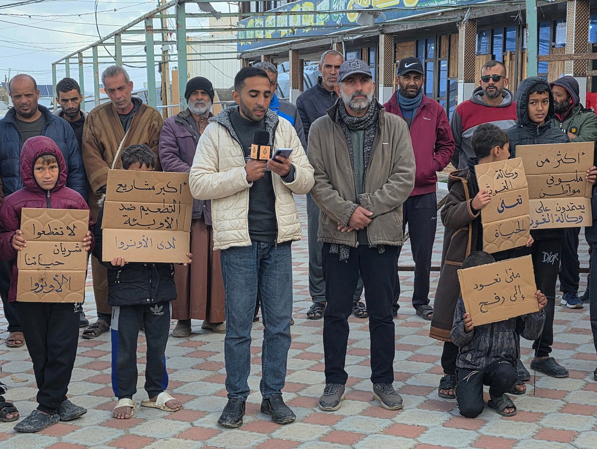اعتصامٌ نظّمه ائتلاف رفح للنازحين أمام مقرّ الأونروا في منطقة فاش فرش، غرب رفح، للمطالبة بتفعيل الوكالة لدورها الإنساني، ولتسليط الضوء على معاناة النازحين ومطالبهم العادلة. رفح، جنوب قطاع غزة، 28 ديسمبر/كانون الأول 2025. تصوير: طارق محمد (APA ).