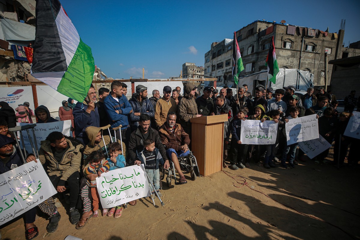 وقفة احتجاجية في غزة تطالب بتسريع جهود إعادة الإعمار وإدخال بيوت متنقلة بدلاً من الخيام التي لا تصلح للسكن في ظلّ موجة المنخفض الجوي التي تؤثر على قطاع غزة، 17 ديسمبر/كانون الأول 2025.صور: عمر أشتوي