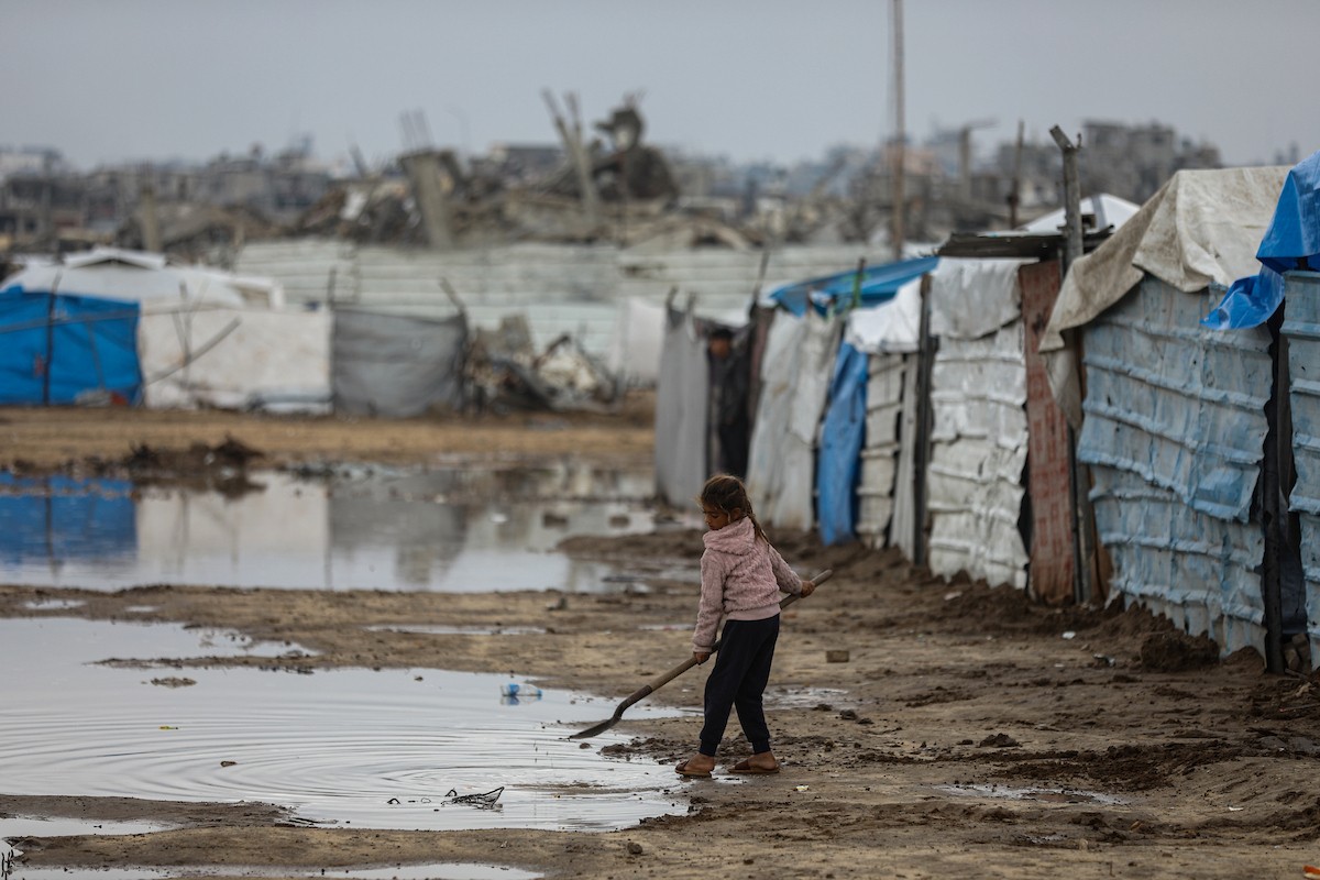 يُعاني النازحون الفلسطينيون من الفيضانات التي اجتاحت خيامهم إثر هطول أمطار غزيرة في غزة، 11 ديسمبر/كانون الأول 2025.