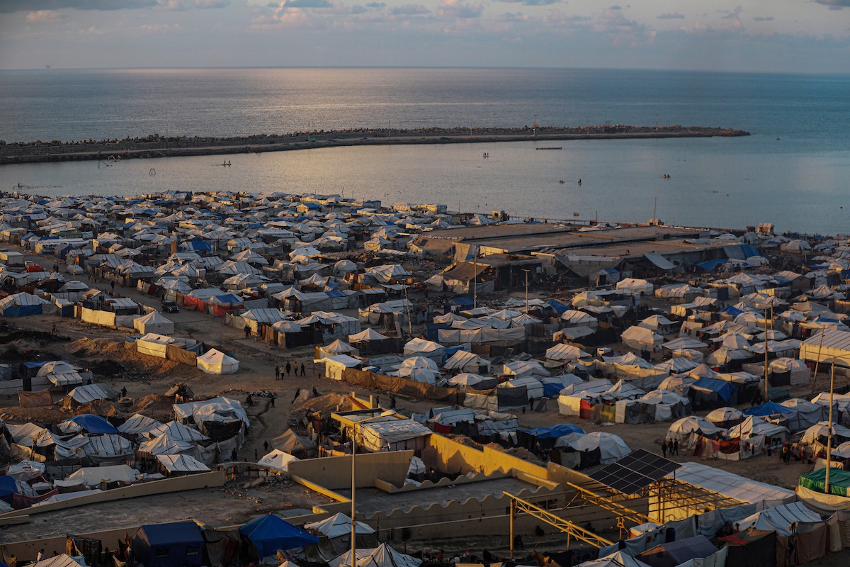 صور عامة لخيام النازحين على شاطئ مدينة غزة 26 ديسمبر/كانون الأول 2025، تصوير: عمر أشتوي