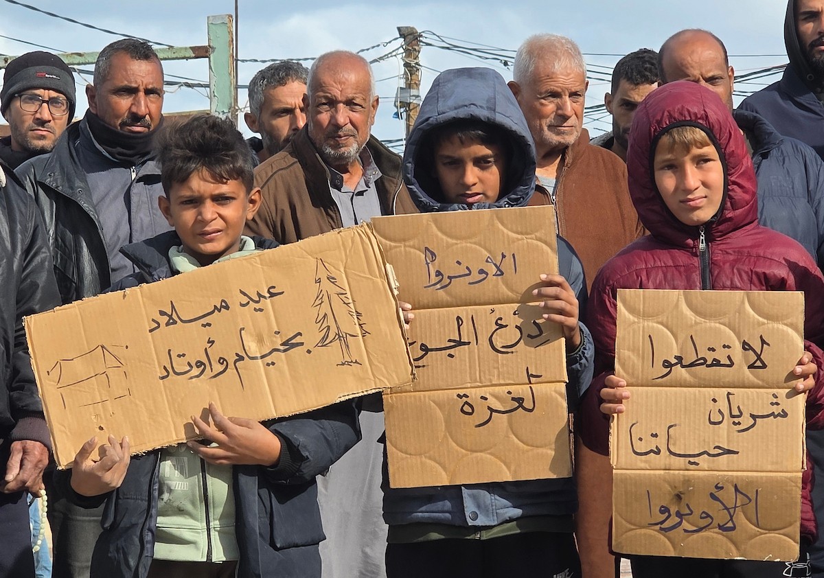 اعتصامٌ نظّمه ائتلاف رفح للنازحين أمام مقرّ الأونروا في منطقة فاش فرش، غرب رفح، للمطالبة بتفعيل الوكالة لدورها الإنساني، ولتسليط الضوء على معاناة النازحين ومطالبهم العادلة. رفح، جنوب قطاع غزة، 28 ديسمبر/كانون الأول 2025. تصوير: طارق محمد (APA ).