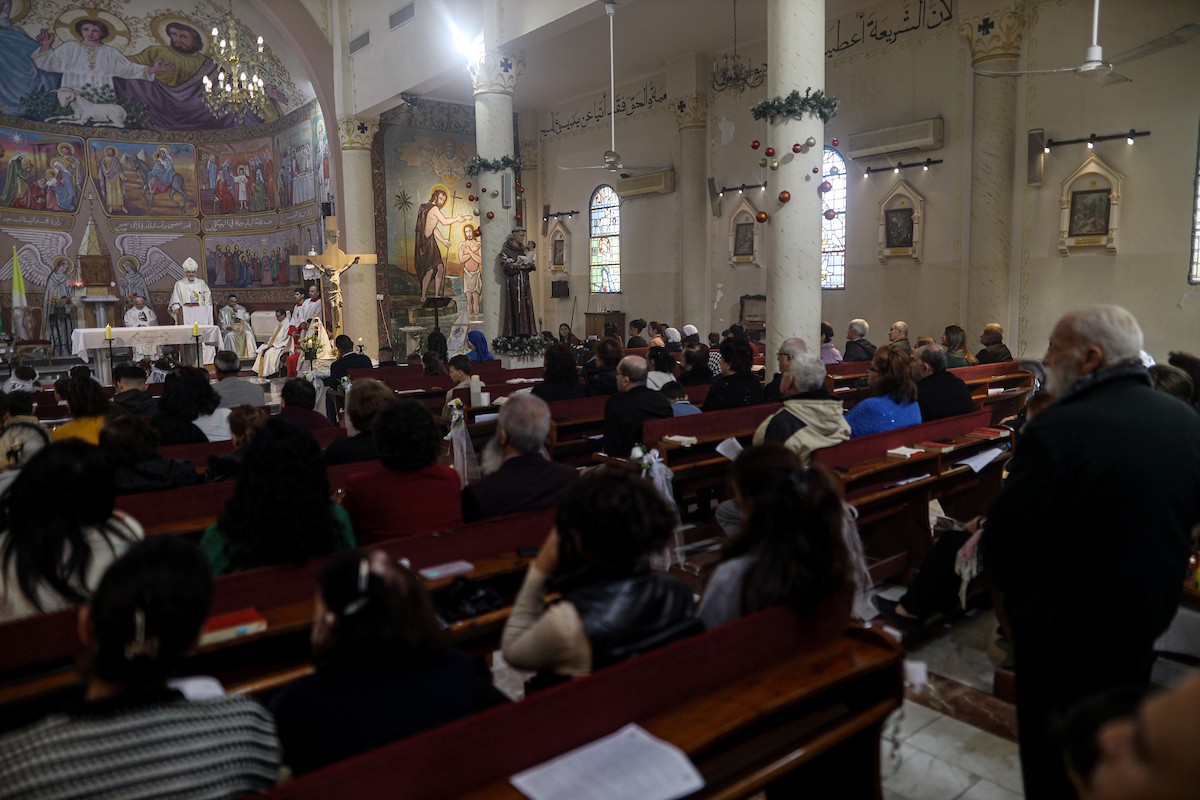 بطريرك اللاتين في القدس الكاردينال بييرباتيستا بيتسابالا يترأس قداس عيد الميلاد في غزة يوم الأحد 21 ديسمبر/كانون الأول 2025.تصوير: عمر أشتوي