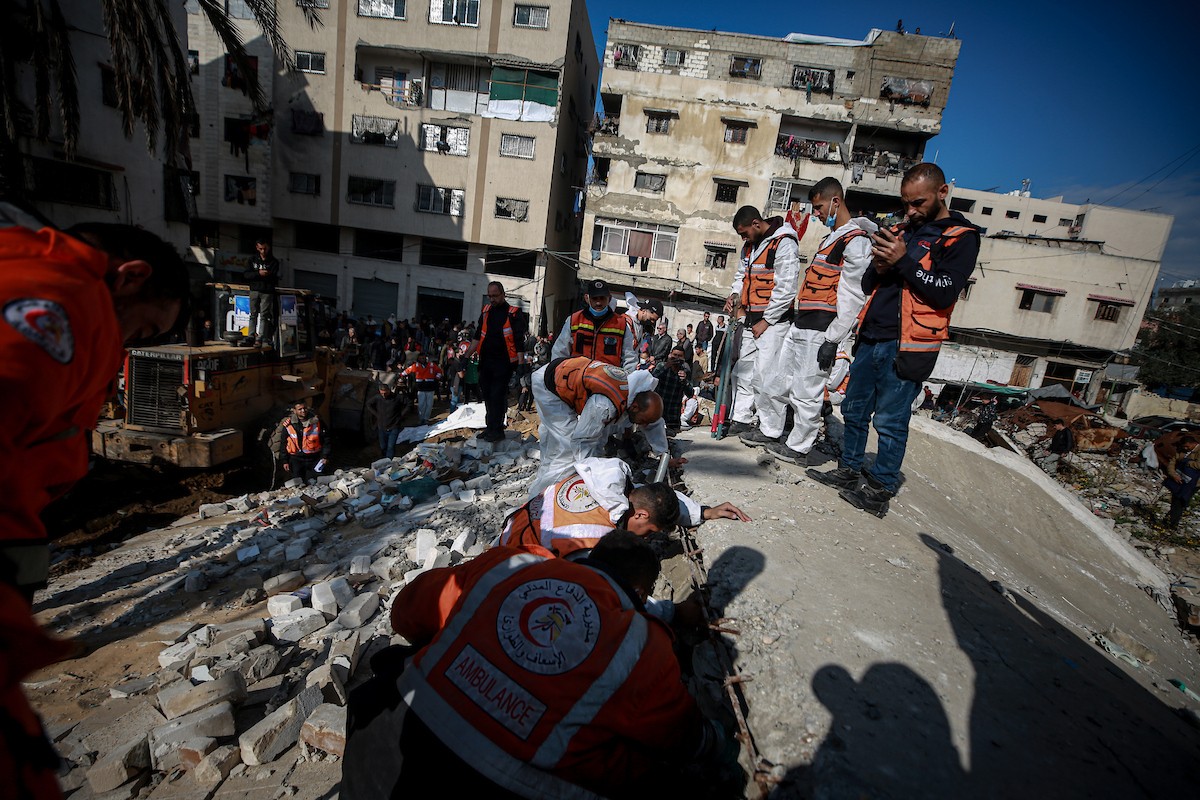 تواصل فرق الدفاع المدني، مستخدمةً آليات مصرية ثقيلة، عمليات البحث للوصول إلى جثث الفلسطينيين الذين سقطوا في هجمات إسرائيلية والمدفونين تحت الأنقاض في مدينة غزة، في 15 ديسمبر/كانون الأول 2025