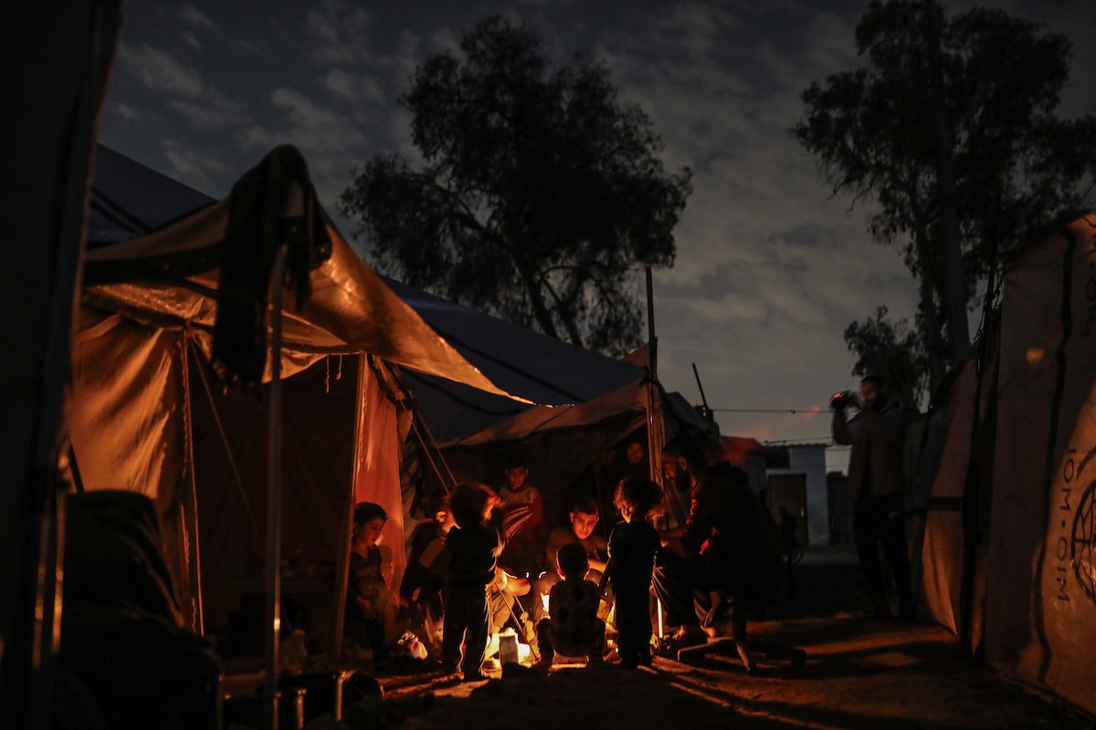 يعيش الفلسطينيون حياتهم اليومية الصعبة ليلاً في خيام نصبت في شوارع مدينة غزة، 5 ديسمبر/كانون الأول 2025.تصوير: عمر أشتوي