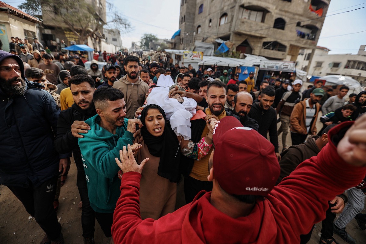 ودّع مواطنون فلسطينيون جثمان محمد بكر (35 عامًا)، وهو صياد، بعد استشهاده بنيران البحرية الإسرائيلية التي استهدفت قوارب صيد قبالة سواحل مدينة غزة، في 30 ديسمبر/كانون الأول 2025. صورة: عمر أشتوي