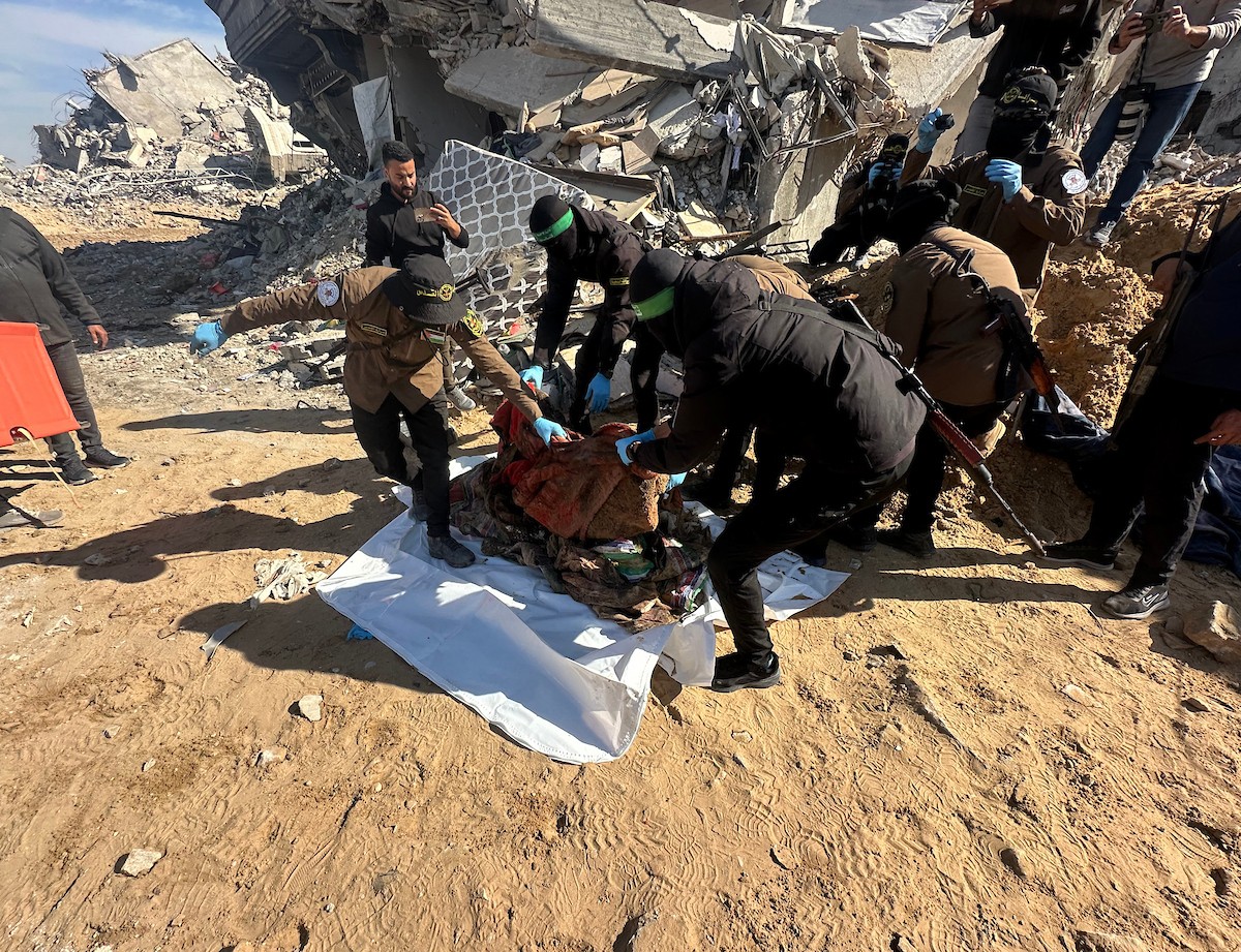 مسلحون من الجهاد الإسلامي وحماس يبحثون عن رفات رهائن إسرائيليين متوفين في بيت لاهيا، شمال قطاع غزة، الأربعاء 3 ديسمبر/كانون الأول 2025