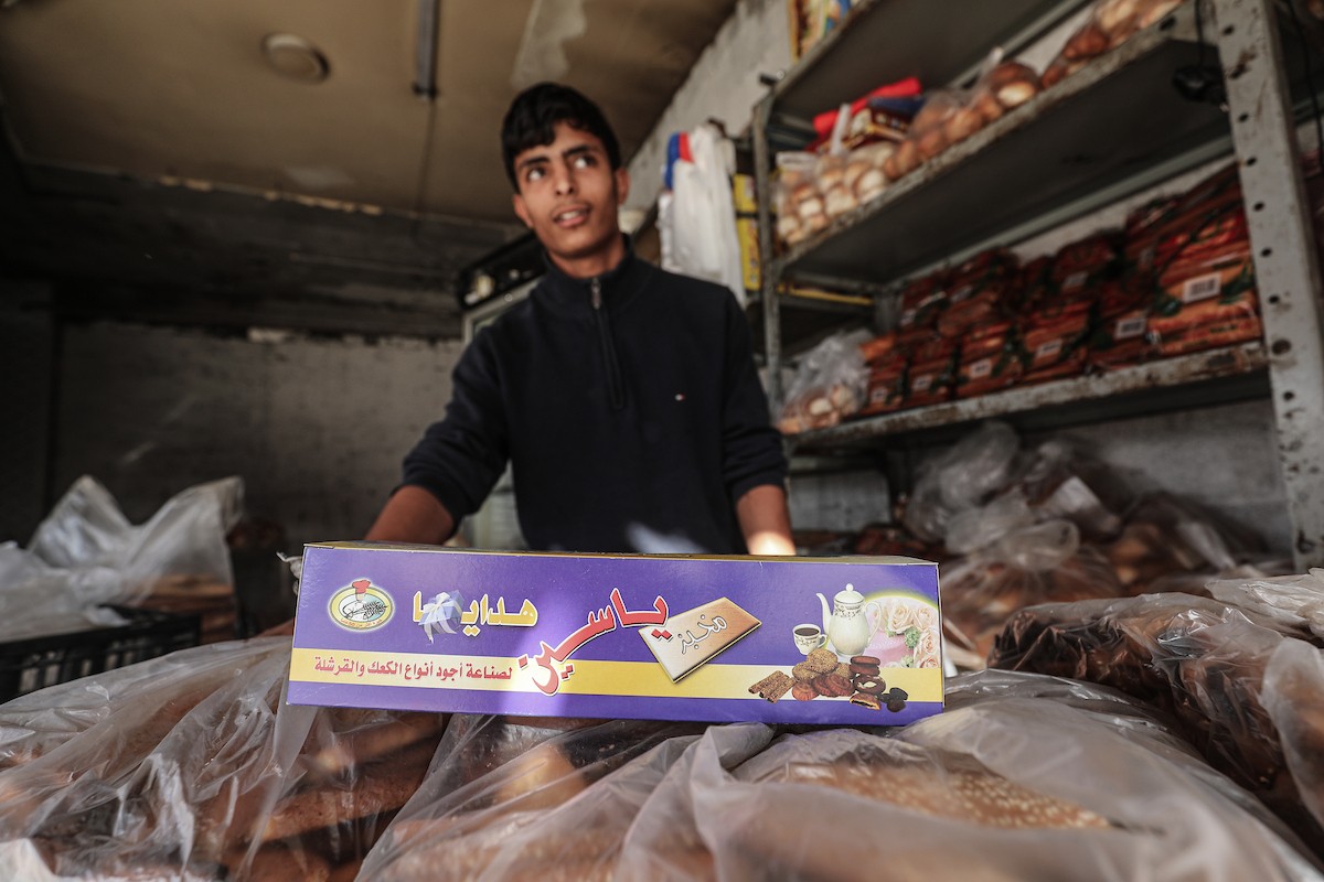 عمال فلسطينيون يعيدون تشغيل أحد أقدم المخابز في مخيم النصيرات للاجئين بعد إغلاقه لمدة عامين بسبب الحرب (10).jpg