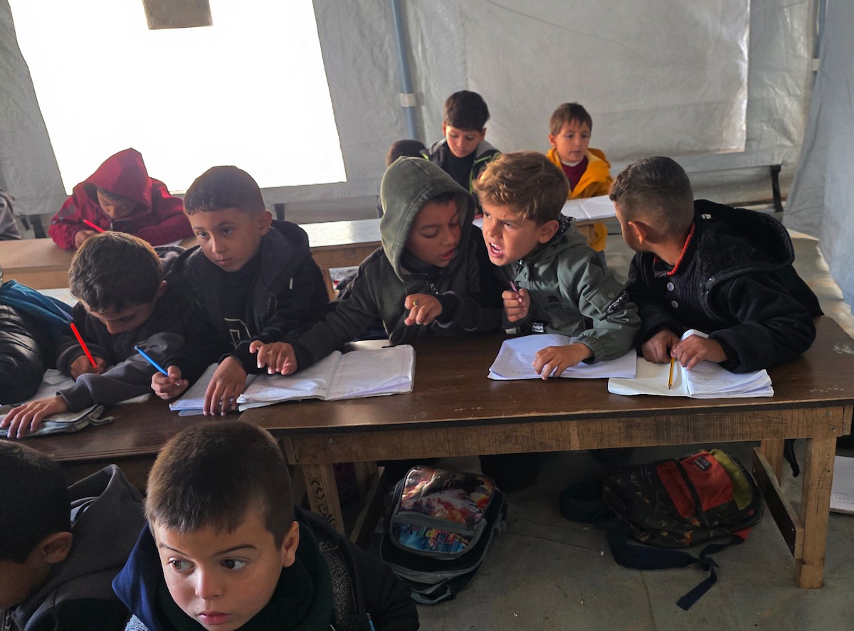 يدرس الطلاب داخل 